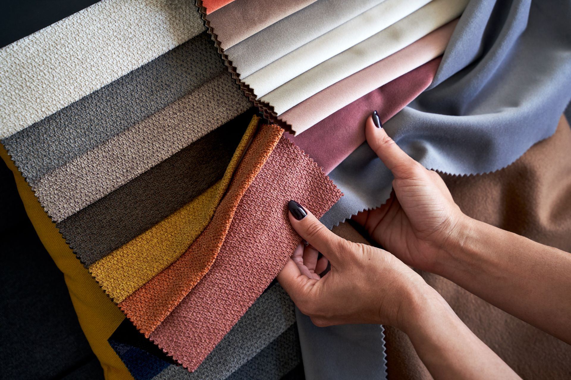 Muestra de varios textiles con colores y texturas distintas